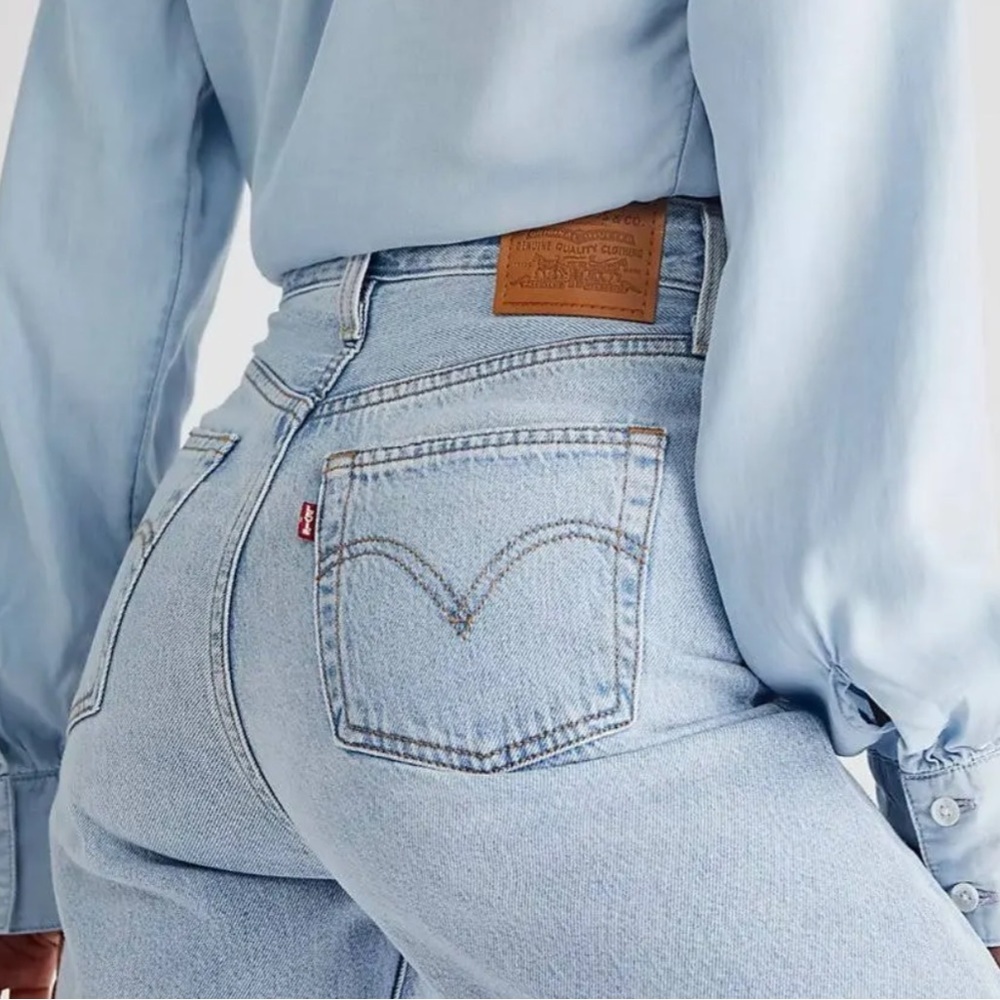 Levi’s Ribcage Straight Button Fly Distressed Jean 27 x 37